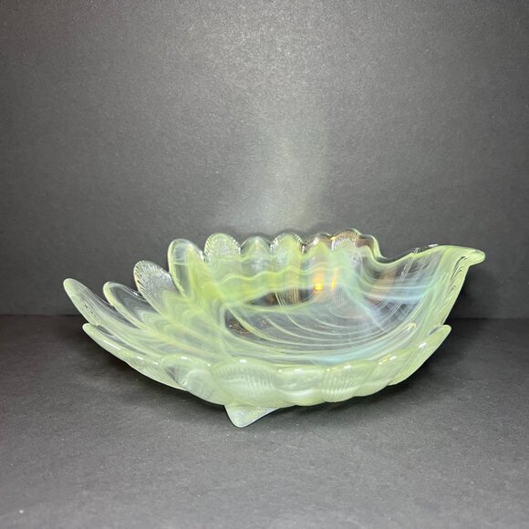 Vintage Green Swirl Opalescent Art Glass Scalloped Edge Clam Shell Shaped Bowl - Picture 4 of 10